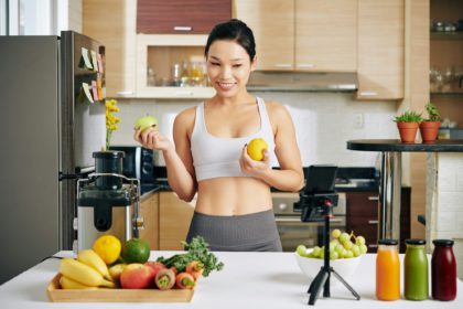 Fitness blogger making smoothie